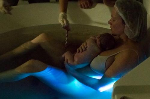 Momento em que Luiza fica com a Claudia na banheira.