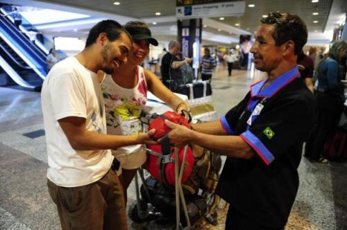Clodomiro devolve a pochete para o casal chileno