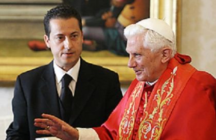 Papa Bento XVI com seu mordomo Paolo Gabriele