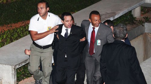 Deputado Natan Donadon, no centro algemado.