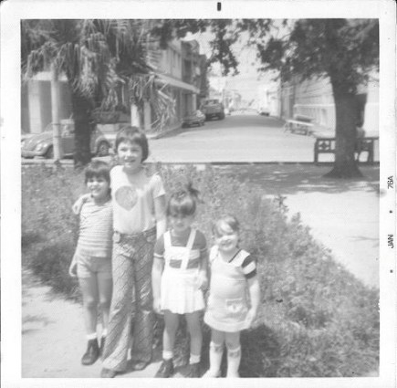 Primo Éverton (esquerda), eu, prima Simone e mana Flávia