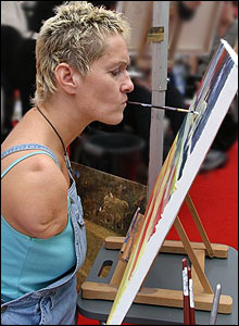 Artista inglesa Alison Lapper pintando.
