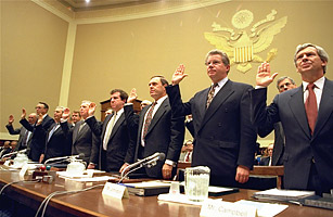 Sessão do senado americano em 1994, onde os presidentes das 7 maiores empresas de tabaco dos EUA afirmaram sob juramento que nicotina não vicia. William Campbell está na direita da foto.