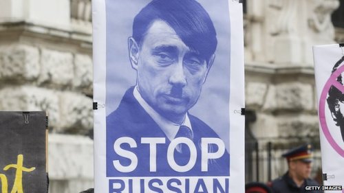 Placa em manifestação mostra Putin como Hitler