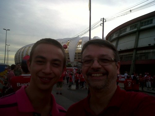 Meu filho Leonardo e eu na frente do Beira no dia da festa de reinauguração.