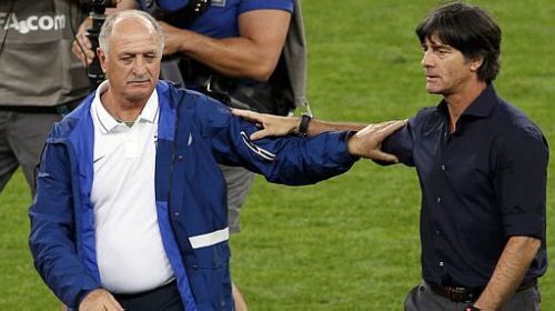 Felipão e Joachim Löw se cumprimentam ao fim do jogo – [Fonte: David Gray / Agência Reuters]