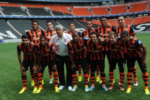 Os jogadores brasileiros do Shakhtar Donetsk, da Ucrânia. Pela ordem, atrás: Luiz Adriano (E), Ilsinho, Taison, Alex Teixeira, Maicon (morto em fevereiro), Ismaily – na frente: Eduardo (E), Fred, técnico Lucescu, Fernando, Wellington Nem, Bernard e Douglas Costa