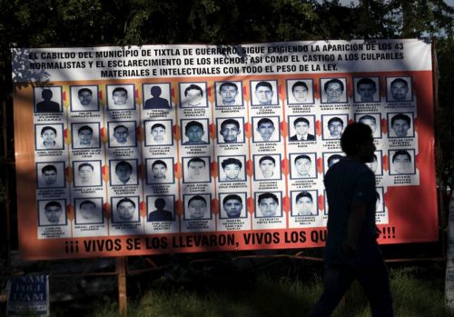 Painel com as fotos dos 43 estudantes mexicanos desaparecidos.