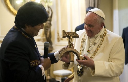 Papa Francisco recebe polêmico presente de Evo Morales (Foto: Osservatore Romano)