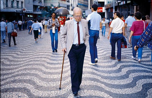 Poeta Mário Quintana caminhando na Rua da Praia em Porto Alegre.